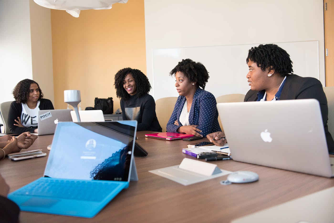 Groupe de professionnelles africaines en discussion autour d'un projet