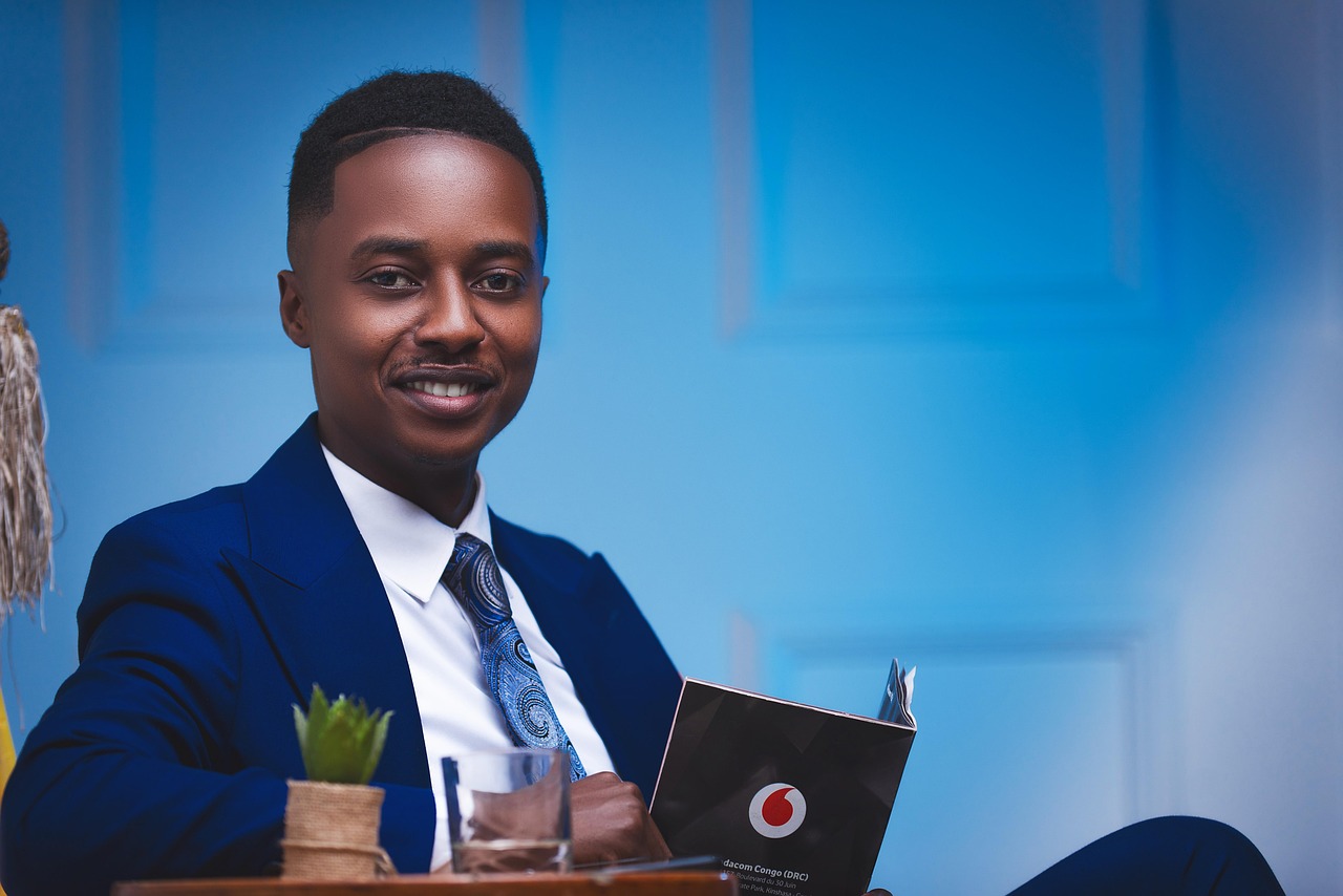 Jeune entrepreneur congolais en tenue professionnelle