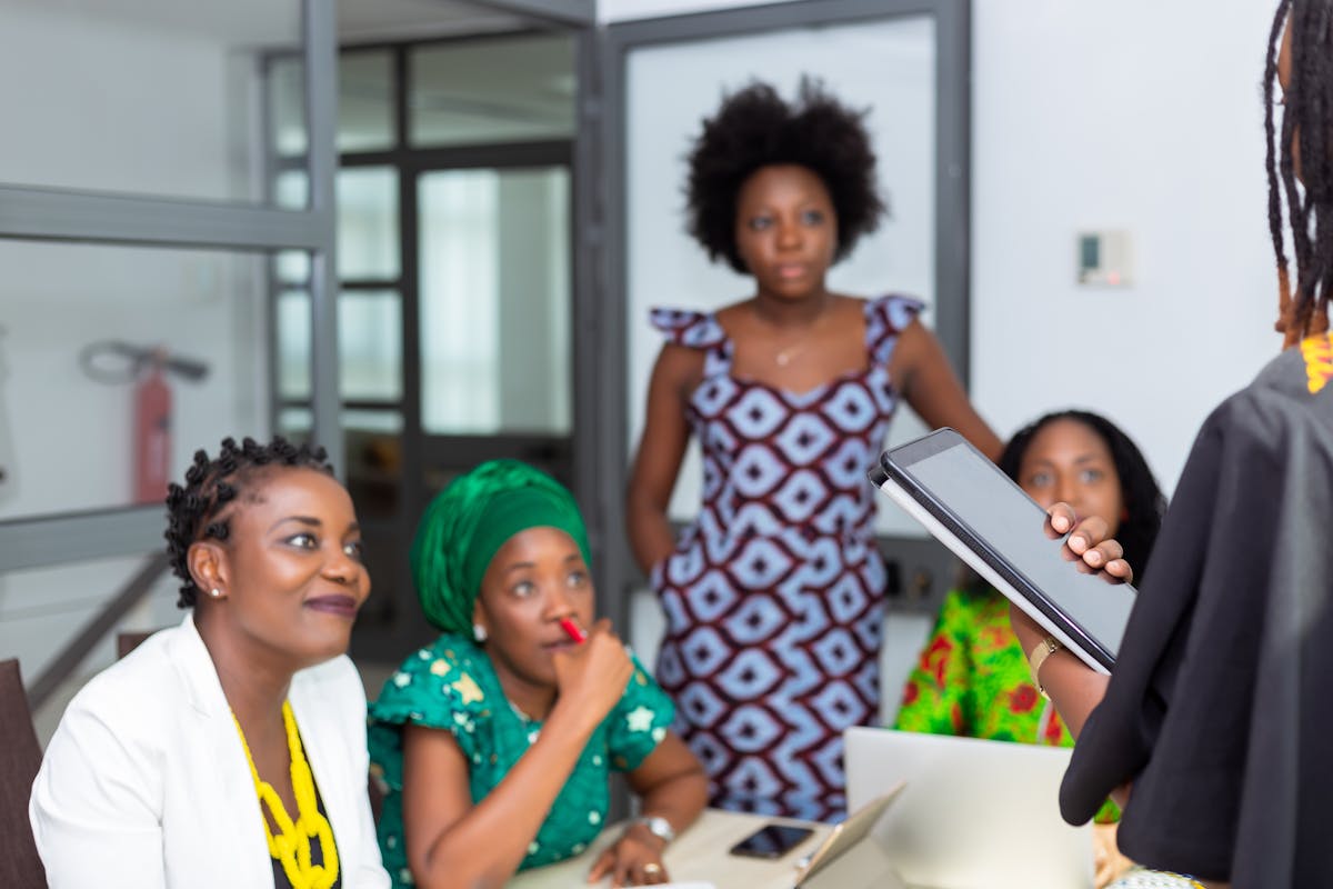 Equipe de femmes africaines en reunion de travail